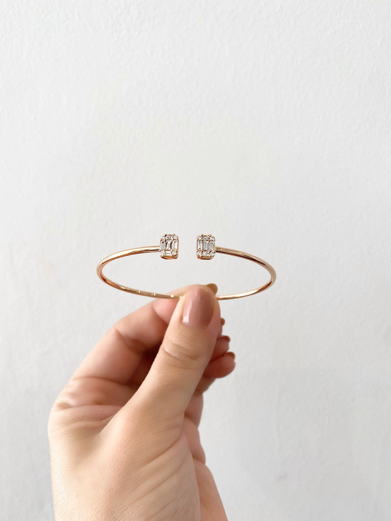 GOLD SPLIT BANGLE WITH TRAPEZE ENDS