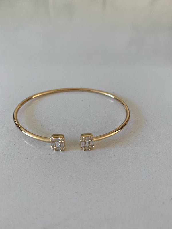 GOLD SPLIT BANGLE WITH TRAPEZE ENDS